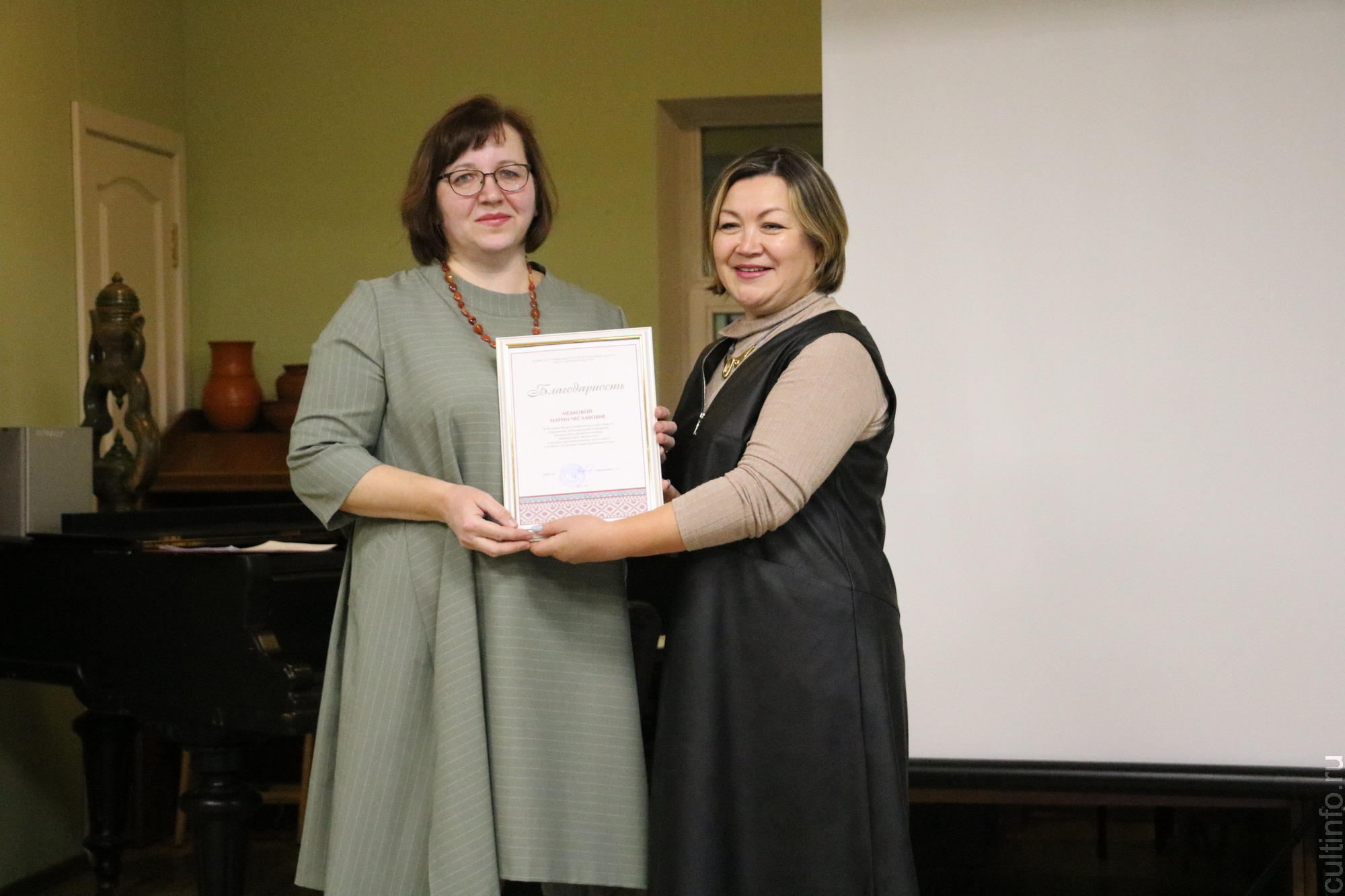 Открытие выставки. Мария Медкова, Лариса Мартьянова